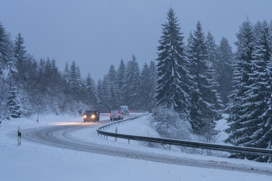 Auf schneebedeckten Straßen sind zehn Lastwagen liegen geblieben.