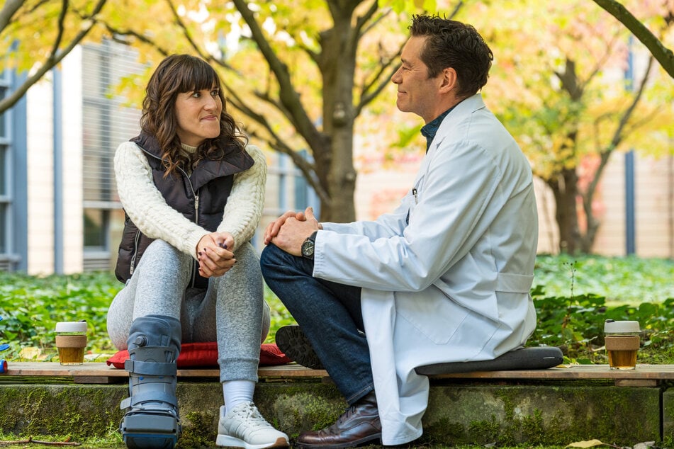 Philipp Brentano (Thomas Koch, 54) fiebert in der aktuellen IaF-Folge nicht nur einem Raketenstart entgegen, er hat auch große Neuigkeiten für seine Patientin Magaly Pérez (Laia Alvarez, 39).