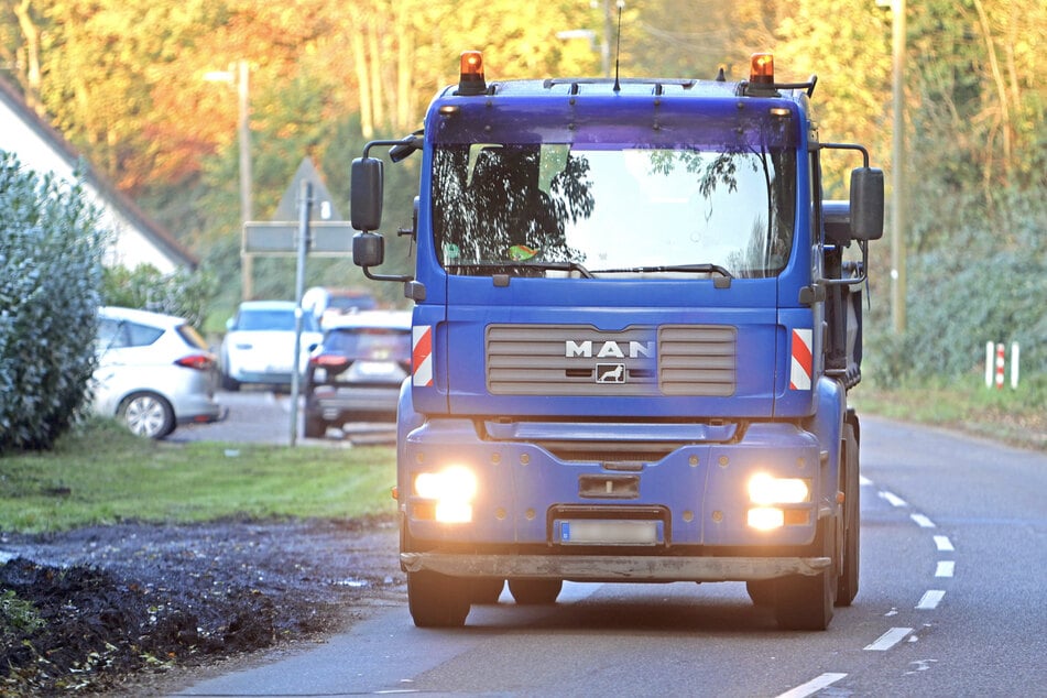 Täglich fahren schwere Laster am Kirchendenkmal vorbei, erschüttern das Gebäude.