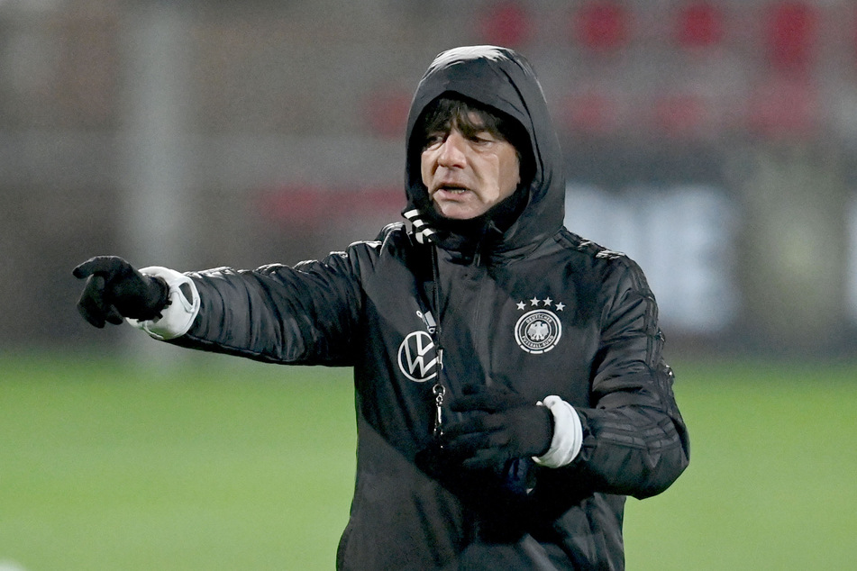 Bundestrainer Joachim Löw gestikuliert beim Training der deutschen Nationalmannschaft.