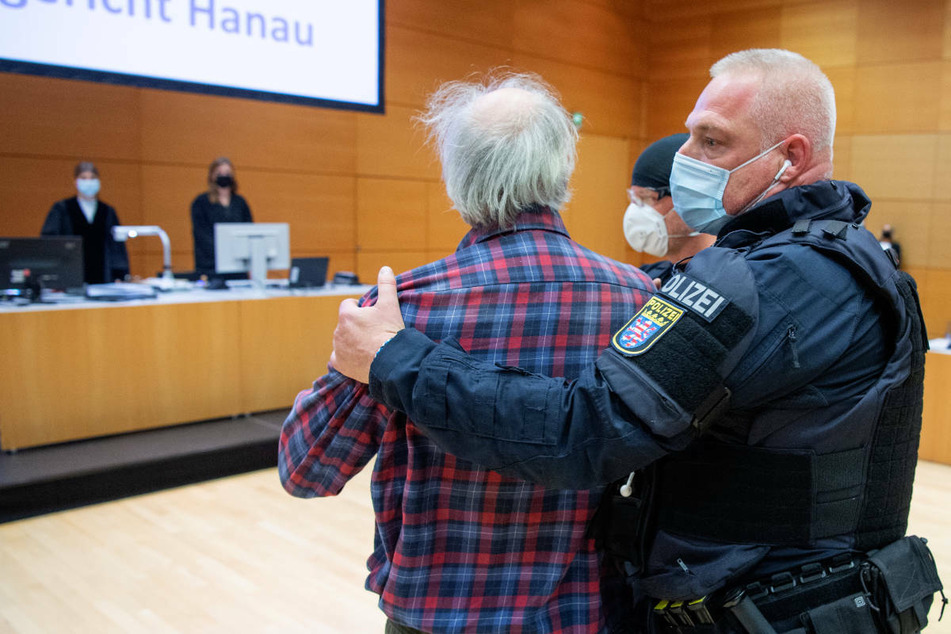 Der Vater des Hanau-Attentäters (75, l.) soll der Mutter eines Opfers nachgestellt haben.