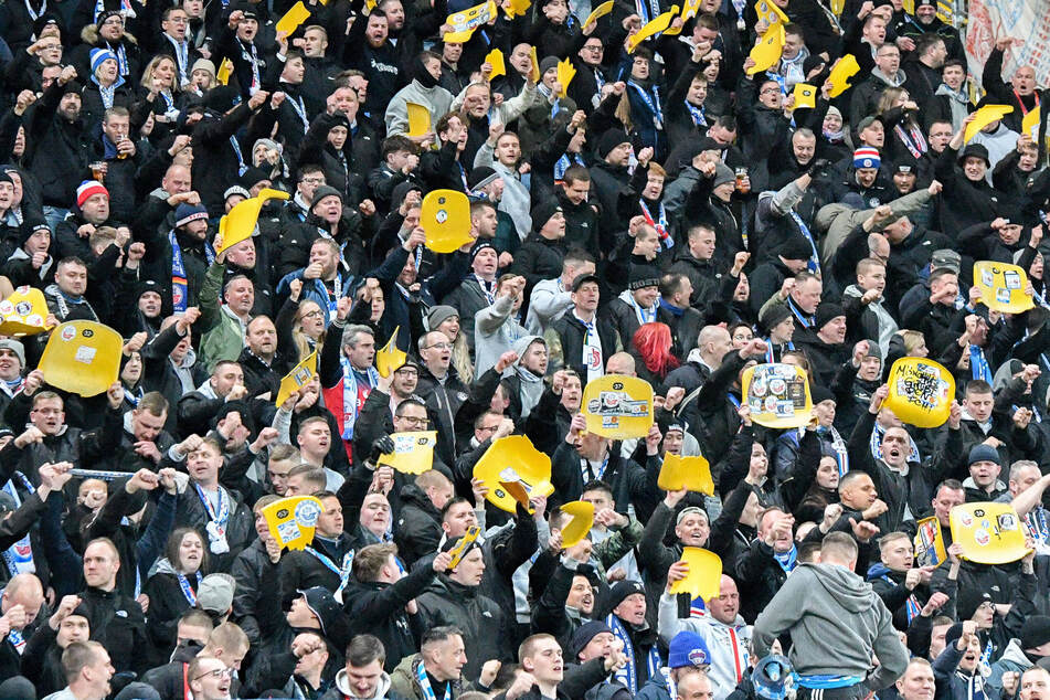 Zahlreiche Hansa-Fans präsentierten am Sonntagabend im Tivoli die zerstörten Sitzschalen.