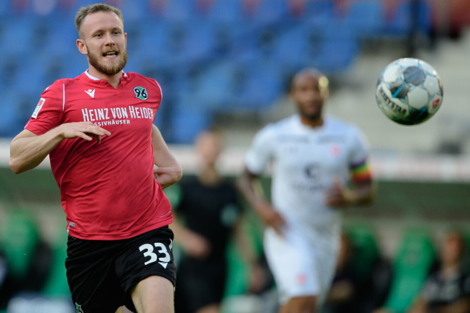 Cedric Teuchert (24, l.) schaut auf den Ball.