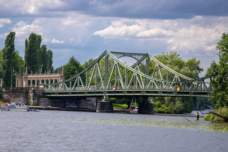 Die Glienicker Brücke war ein Grenzübergang, als die Mauer zwischen Ost- und Westberlin noch stand.