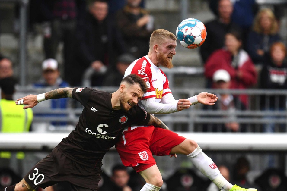 Marcel Hartel (links) und Jan-Niklas Beste im Luftzweikampf.