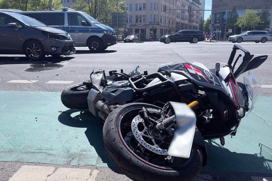 Schwerer Crash am Hauptbahnhof: Toyota-Fahrer erfasst Motorrad - fuhr er bei Rot?
