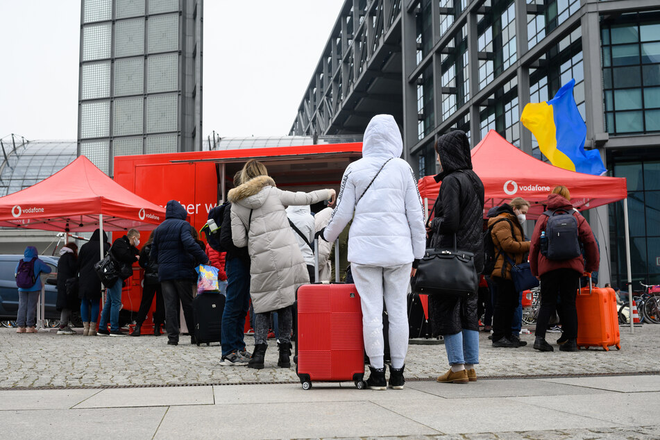 An zahlreichen Hauptbahnhöfen in Deutschland können sich die ukrainischen Kriegs-Flüchtlinge registrieren und anmelden.