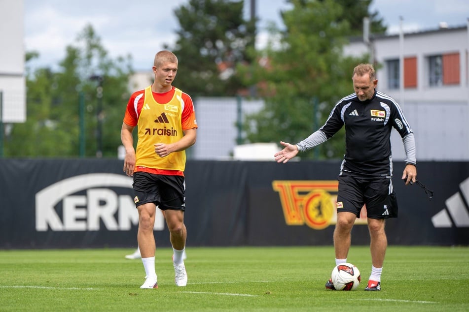 Wie überzeugt ist Neu-Coach Mauro Lustrinelli (50, r.) vom Youngster?