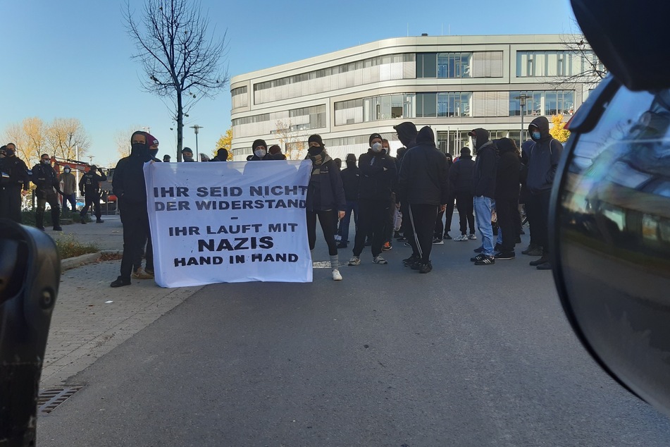 Mehrere schwarz gekleidete Personen wollten den Autokorso am Losfahren hindern.