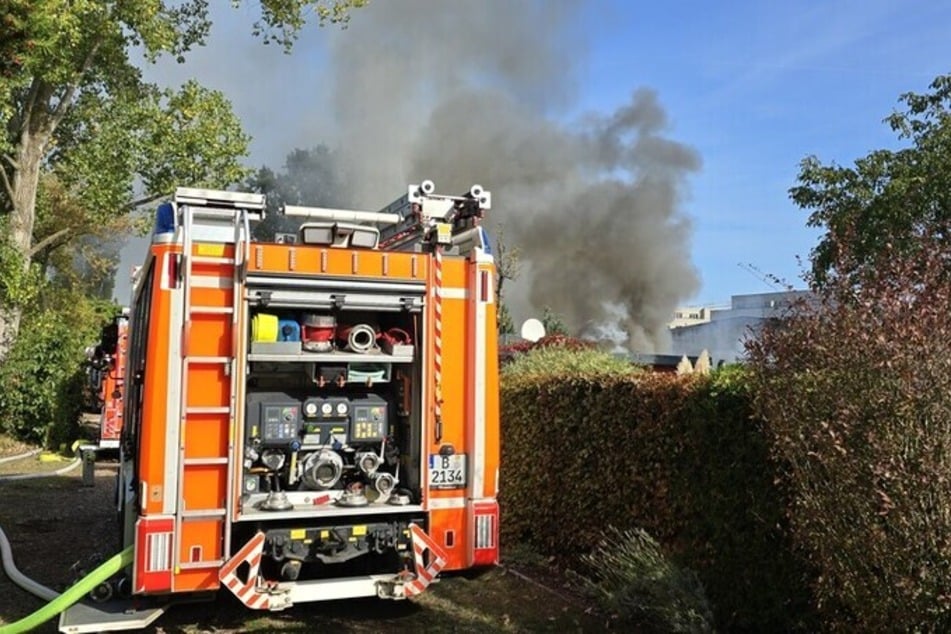 Berlin: Rauchwolke über Karlshorst: Brand in Kleingartenanlage