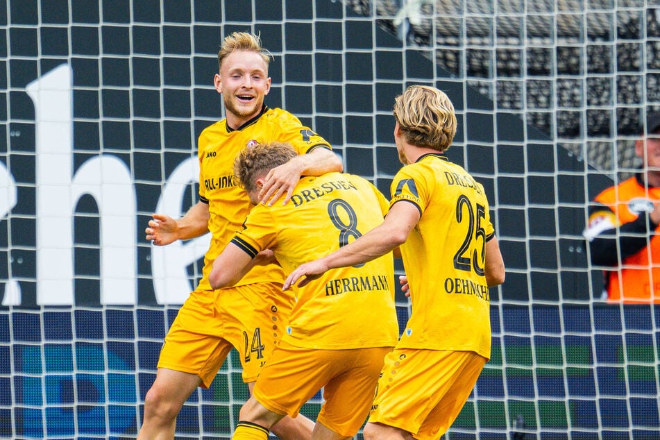 Glücksgefühle bei Dynamo Dresden nach der späten Erlösung durch Luca Herrmann (Nr. 8).