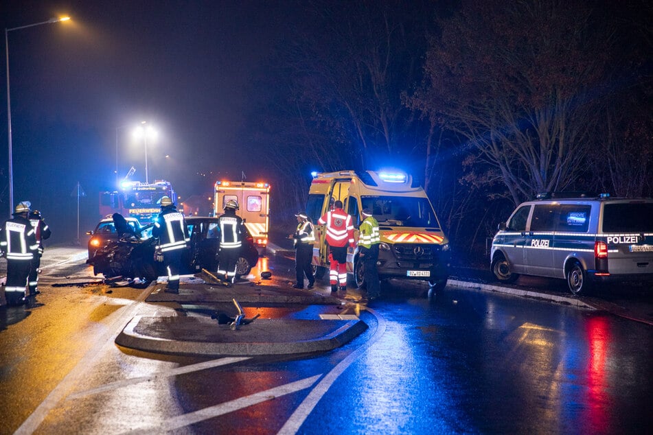 Der Fahrer (74) wurde durch den Zusammenstoß verletzt und ins Krankenhaus gebracht.