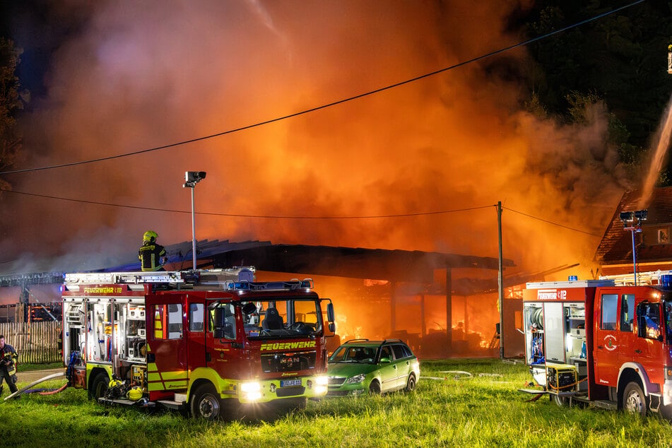 In der Nacht zu Montag brannte es auf einem Bauernhof in Elterlein. Die Flammen schlugen hoch in den Nachthimmel.
