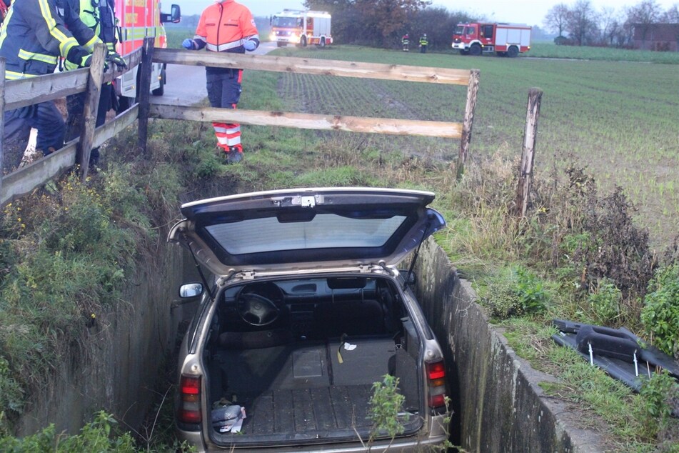 In Krefeld hat ein betrunkener Autofahrer (38) seinen Wagen in eine Grube gelenkt - und schlief anschließend hinter dem Steuer ein.