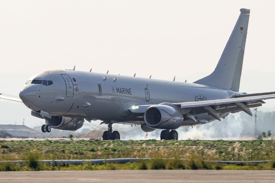 Das Kriegsflugzeug kann große Seegebiete überwachen, Schiffsbewegungen verfolgen sowie U-Boote orten und bekämpfen.