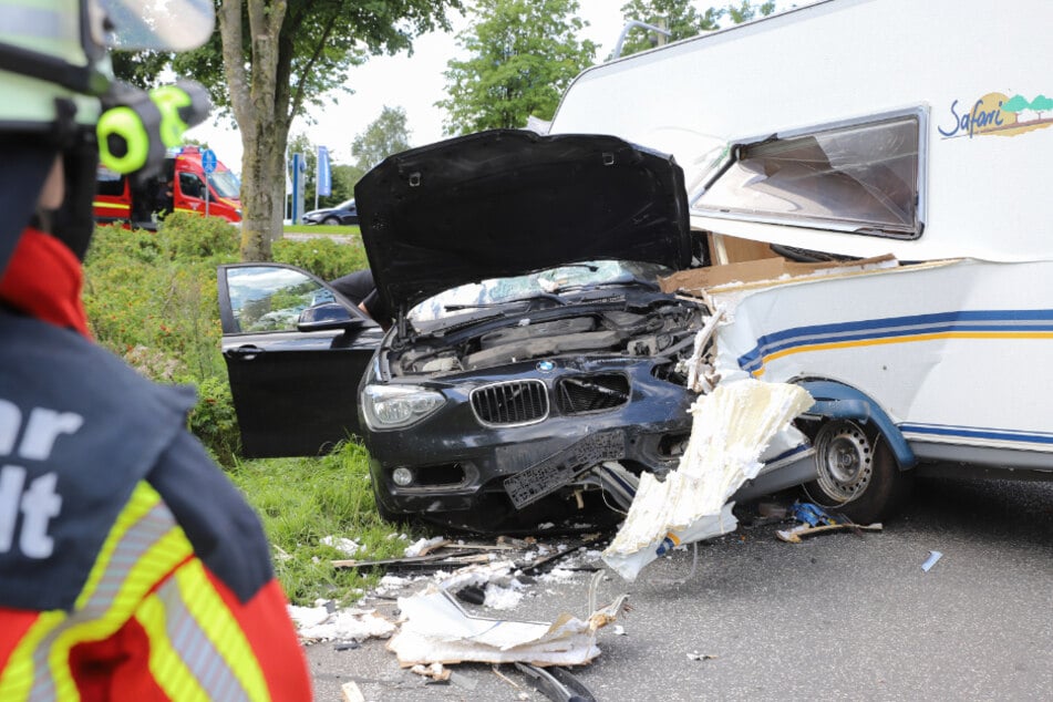 In Hohenwestedt sind am Sonntag ein BMW und ein Wohnwagen miteinander kollidiert. Ein 73-Jähriger wurde dabei verletzt.