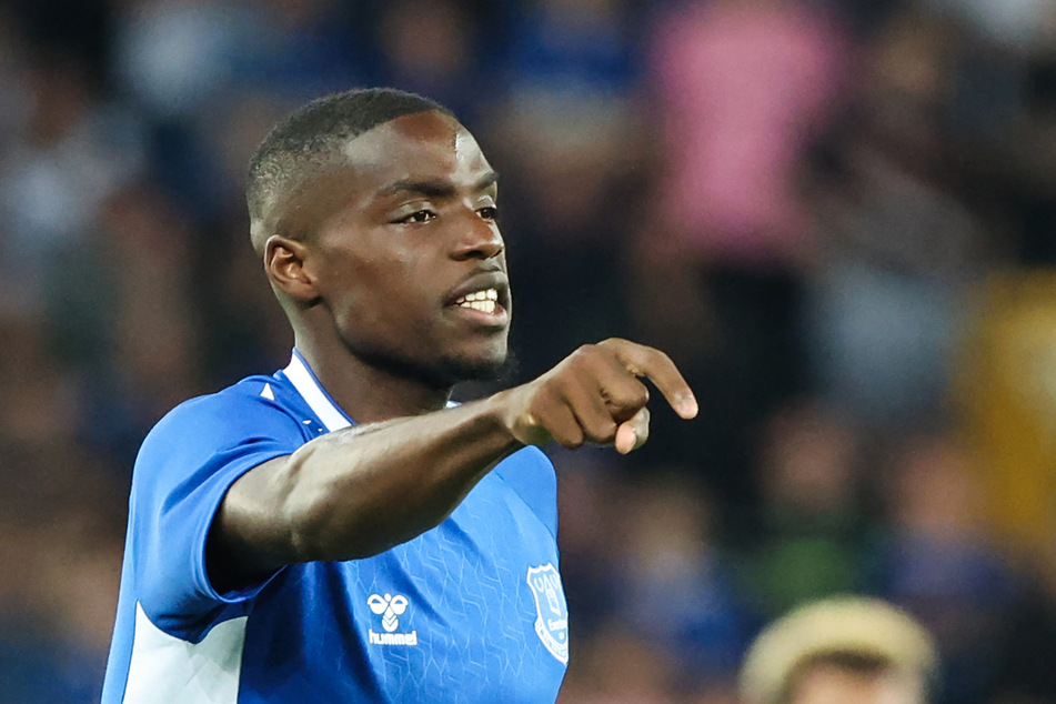 Saint-Étienne verpflichtete Nkounkou erst in diesem Sommer fest für zwei Millionen Euro, nachdem sie den Linksverteidiger für die Rückrunde vom FC Everton ausgeliehen hatten.
