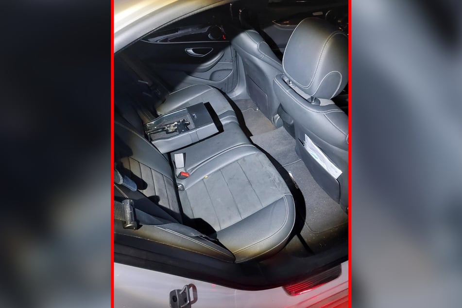 Bei der Kontrolle eines Autos an der A4 wurde unter anderem eine Schreckschusswaffe in der Mittelarmlehne der Rücksitzbank entdeckt.