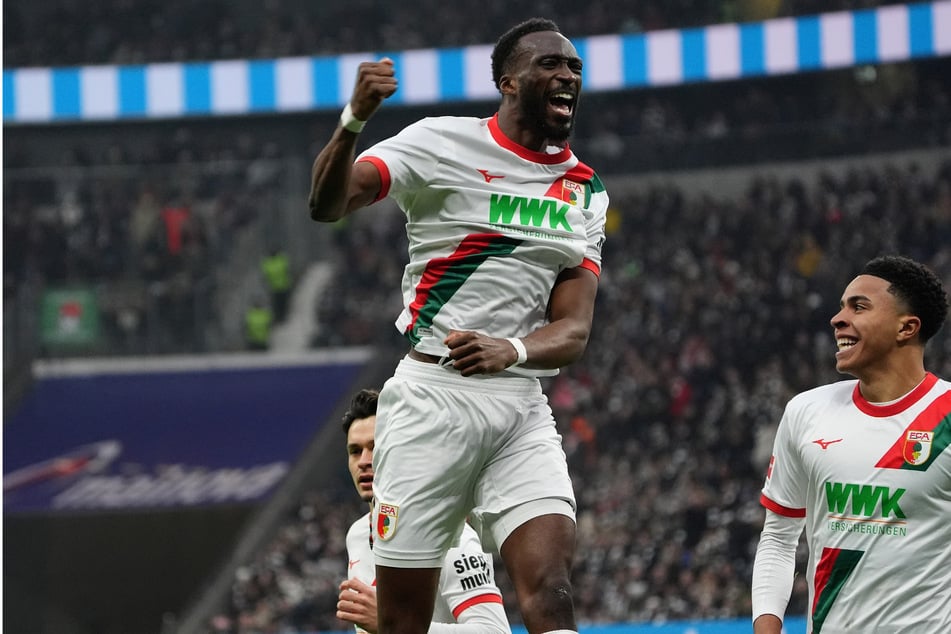 Zu früh gefreut: Chrislain Matsima bejubelt das frühe 1:0 für Augsburg, doch der Treffer wurde wegen einer Abseitsstellung zurückgenommen.