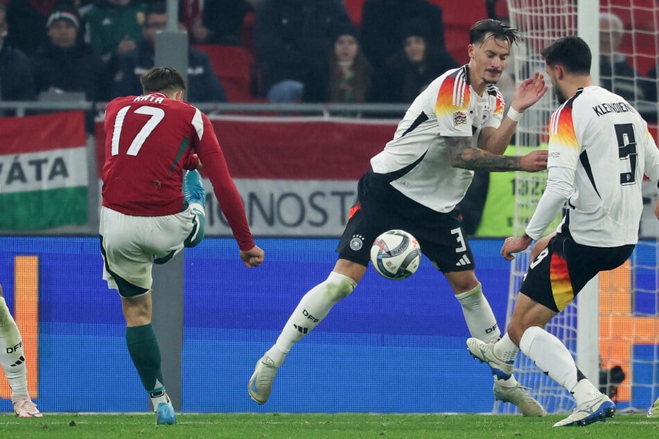 Die Aufreger-Szene in 90+5: DFB-Verteidiger Robin Koch (2. v.r.) bekommt den Ball aus kurzer Distanz an den Arm, es gibt tatsächlich Strafstoß für Ungarn.