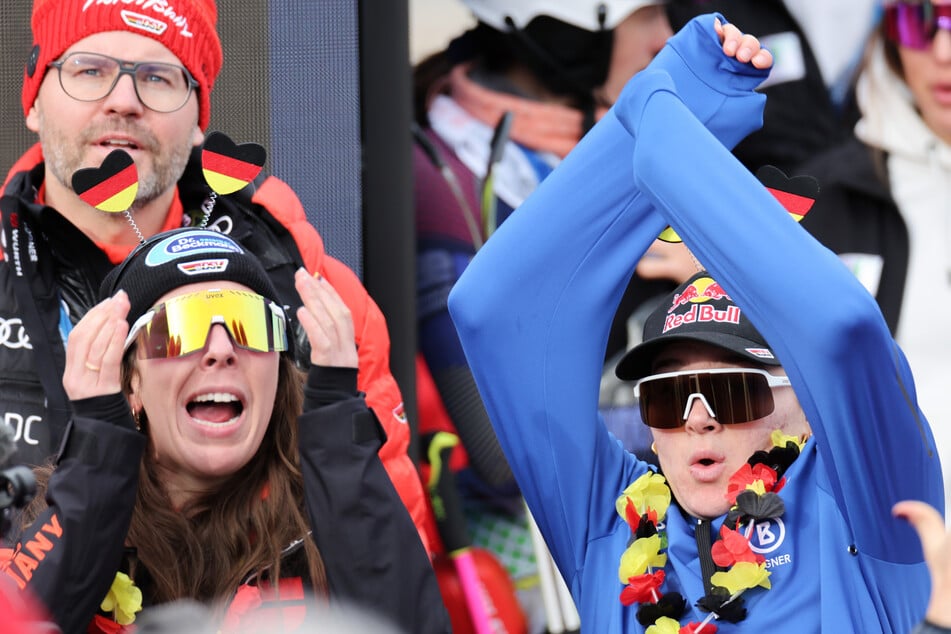 Emma Aicher (21, r.) hatte in der Abfahrt sensationell vorgelegt, musste sich das Drama im Slalom dann im Zielbereich mitansehen.