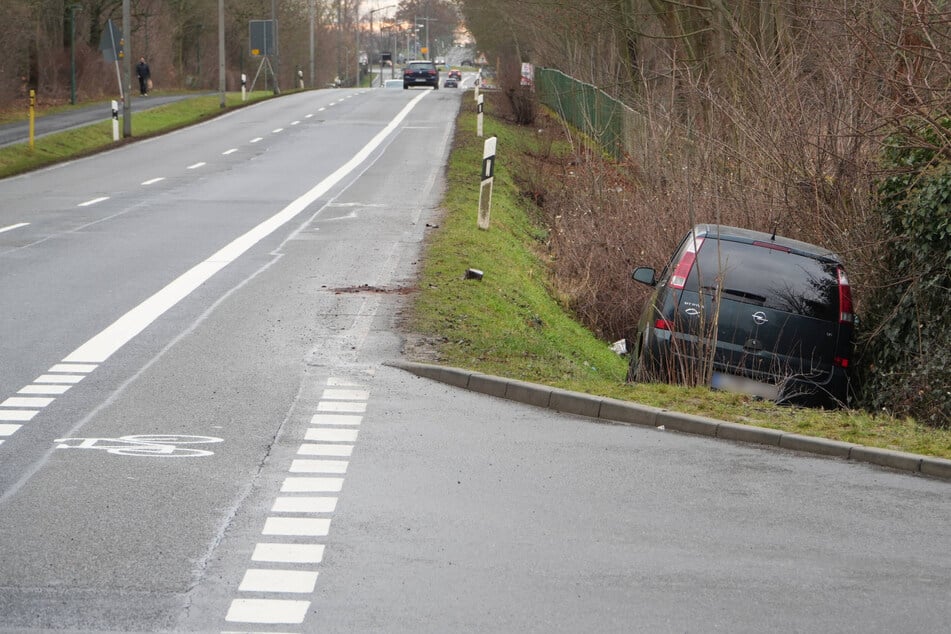 Medizinischer Notfall hinterm Steuer: Opel landet im Straßengraben