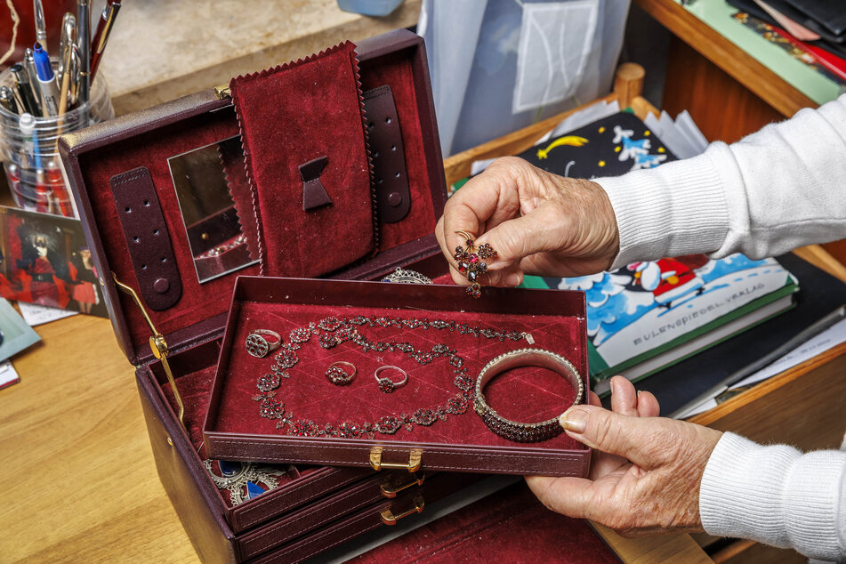 Dorits Granatschmuck, den ersten, den sie sich gekauft hatte, blieb zum Glück verschont.