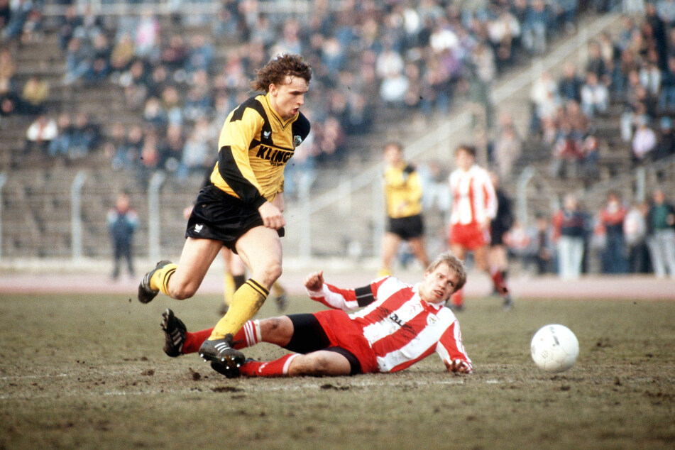 Der schnelle, drahtige Heiko Scholz (57, l.) 1990 im Oberliga-Punktspiel gegen den FC Berlin. Nach der Saison qualifizierte sich Dynamo für die 1. Bundesliga.