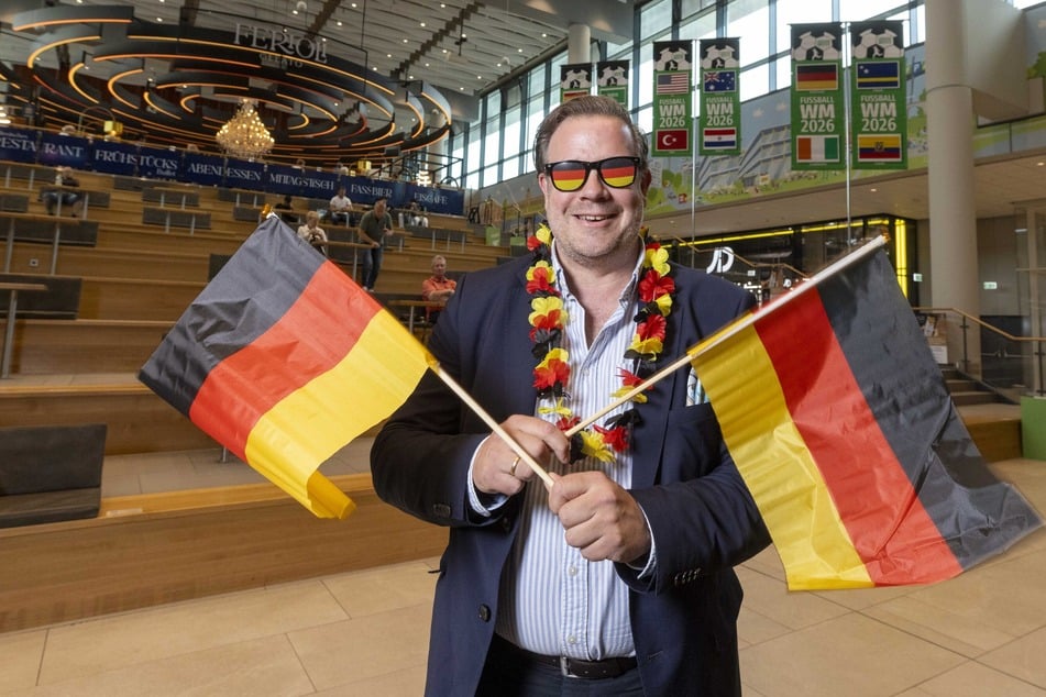 "Weit weg über den Teich packt die WM im ersten Moment vielleicht nicht so richtig", so Kaufpark-Manager Dorster (51). Trotzdem hofft er auch ein Aufflammen der Euphorie mit den steigenden Spieltagen.