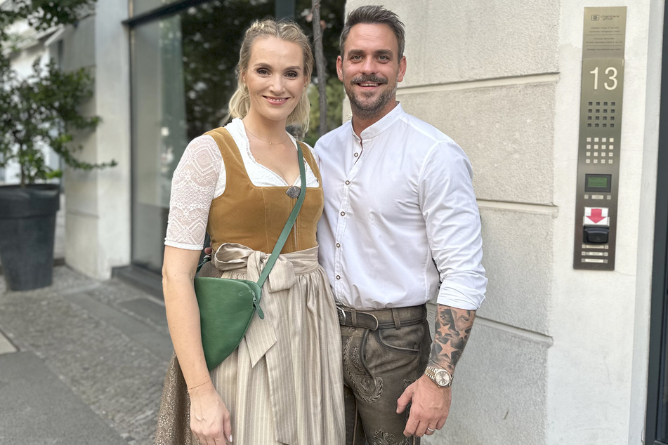 Anna Hofbauer (35) und Marc Barthel (33) bei der "Angermeier Trachtennacht". Für seine gebürtige Bayerin schlüpfte der Berliner sogar in Lederhosen.