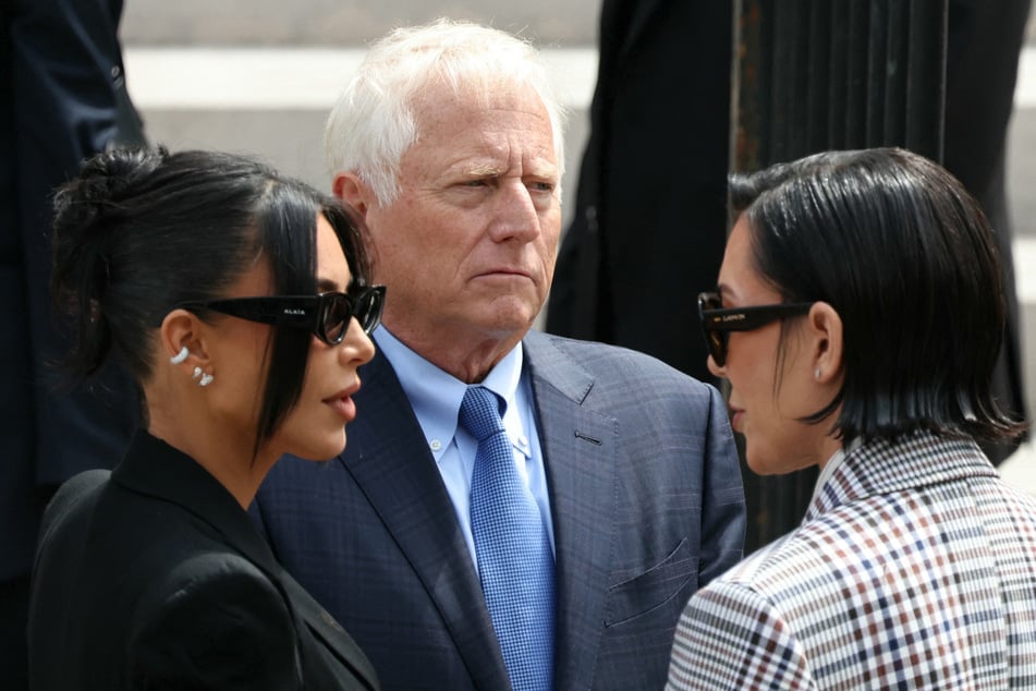 Kim Kardashian (l.) speaks with her mother Kris Jenner (r.) and her lawyer Michael Rhodes as she arrives at the Assize Court in Paris.