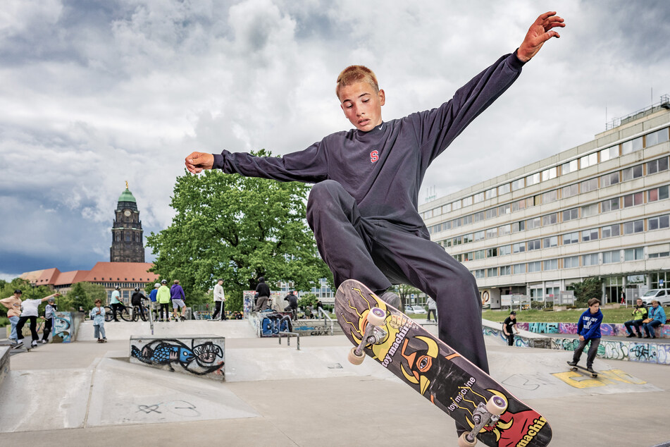 Fabian Thies (14) springt auf der Skater-Anlage an der Lingnerallee mit seinem Skateboard über eine Kante. Im Skater-Fachjargon wird dieser Trick Frontside Jump genannt.