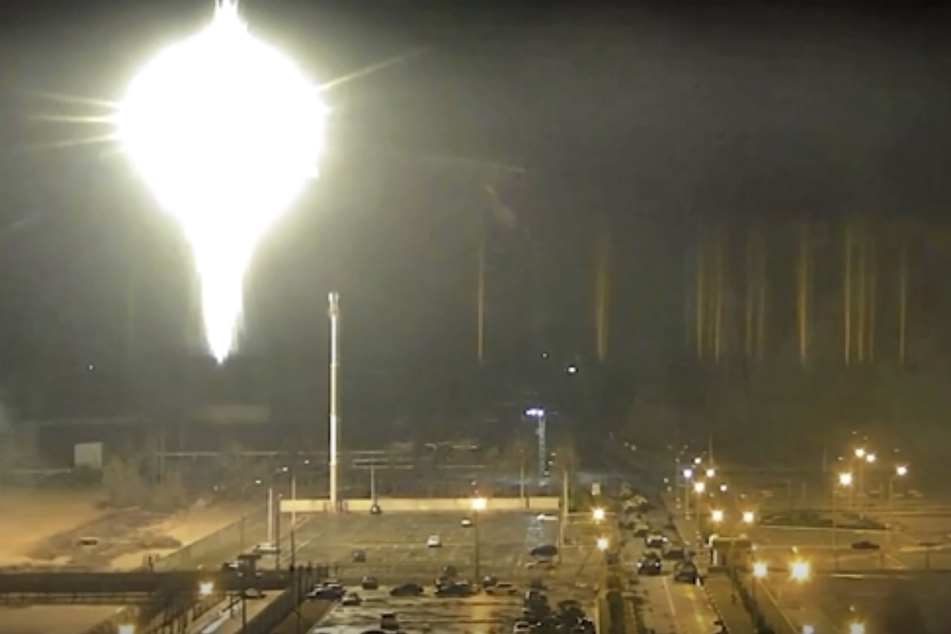 Dieses Bild aus einem vom Kernkraftwerk Saporischschja veröffentlichten Video zeigt ein helles, aufflackerndes Objekt, das am Freitag auf dem Gelände des Kernkraftwerks in Enerhodar in der Ukraine landet.