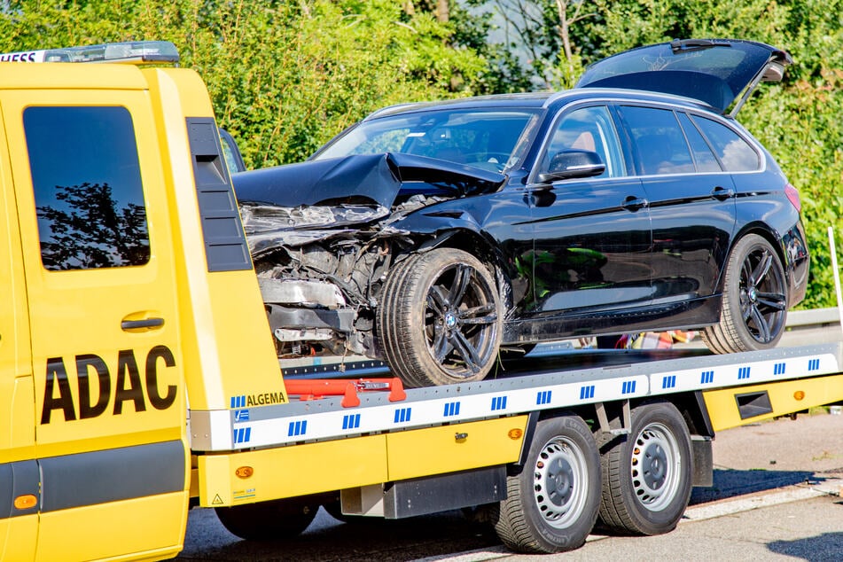 Auch der BMW erlitt infolge des heftigen Unfalls massive Schäden an der Front des Fahrzeugs.