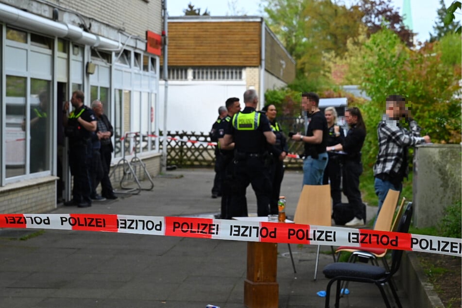 Vor einer Ladenzeile in der Barsbütteler Straße fielen die mutmaßlichen Schüsse. Die Polizei sicherte den Tatort ab.
