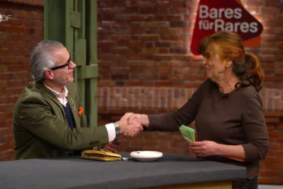 Antiquitätenhändler Anaisio Guedes (50) zahlt der Verkäuferin satte 1600 Euro für das seltene Keramik-Objekt.