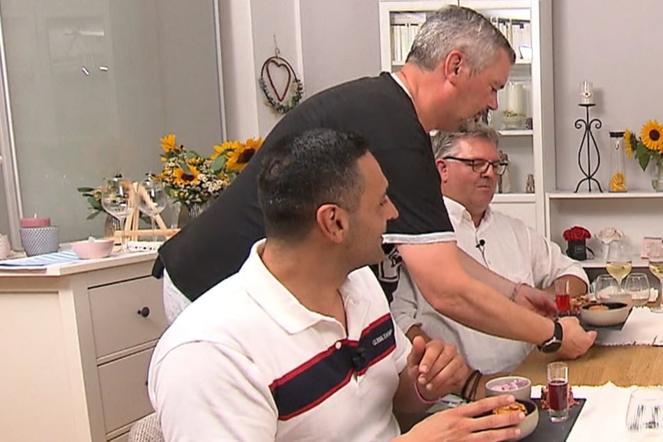 Finale bei "Das perfekte Dinner": Als Sascha das Dessert serviert, fliegen die Fetzen