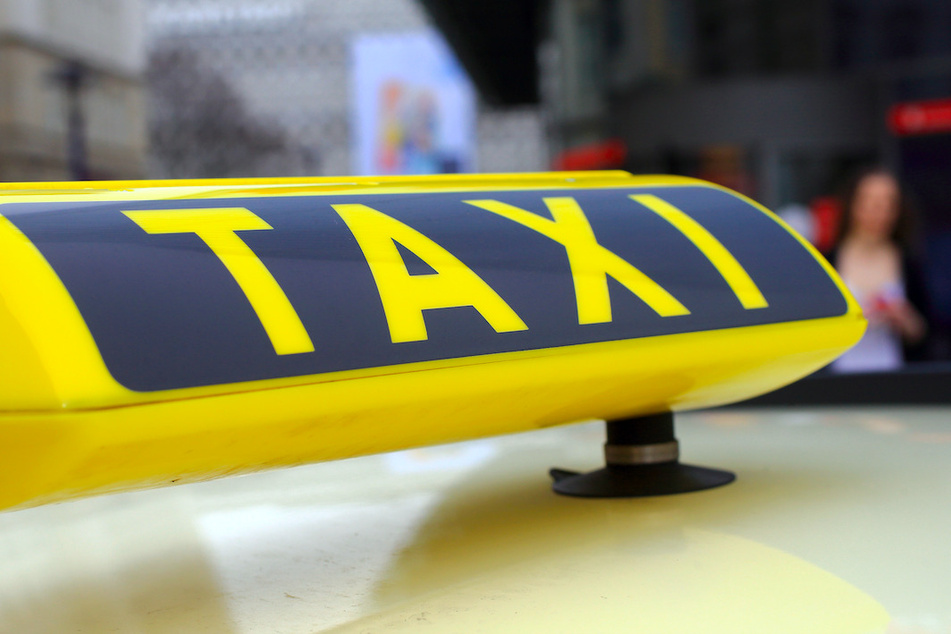 Ein Taxifahrer alarmierte die Polizei wegen seines Fahrgastes. (Symbolbild)