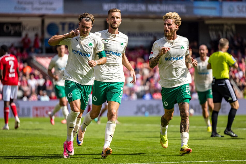 Fürths Felix Klaus (l.) verwandelt sicher den Strafstoß und jubelt etwas provokant vor den Energie-Fans.