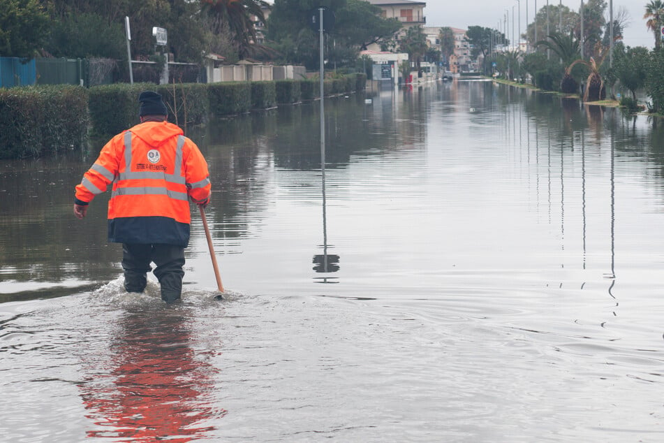 Vielerorts sind Bäche über das Ufer getreten und haben Straßen überschwemmt.