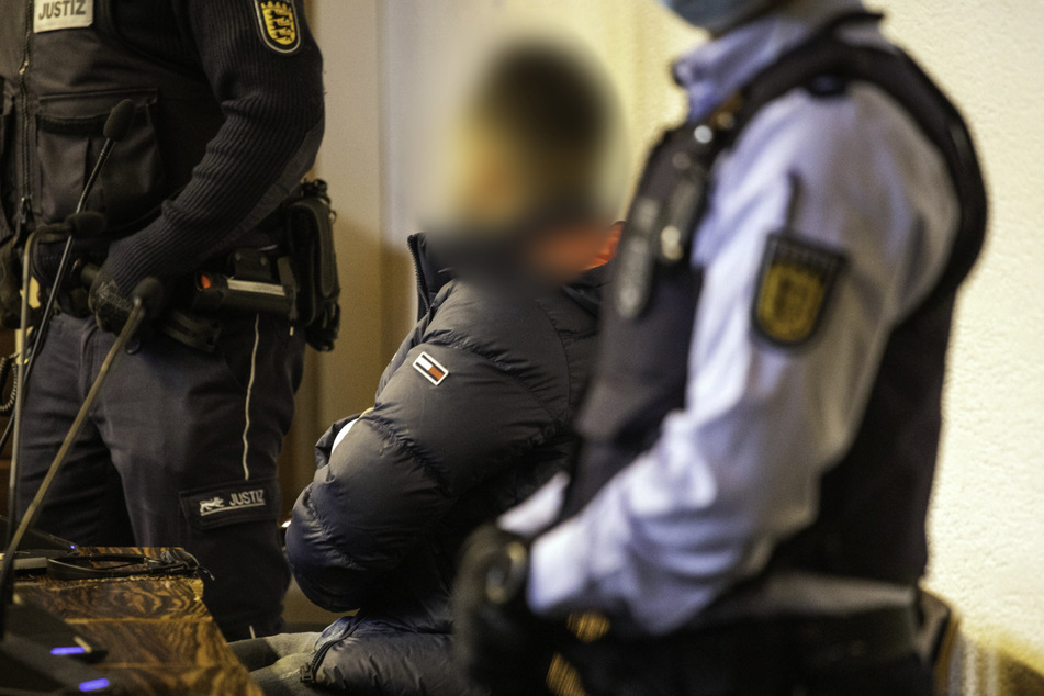 Einer der Angeklagten (Mitte) in dem Vergewaltigungsfall sitzt in einem Saal des Landgerichts Freiburg. Das Urteil gegen ihn gilt nun.