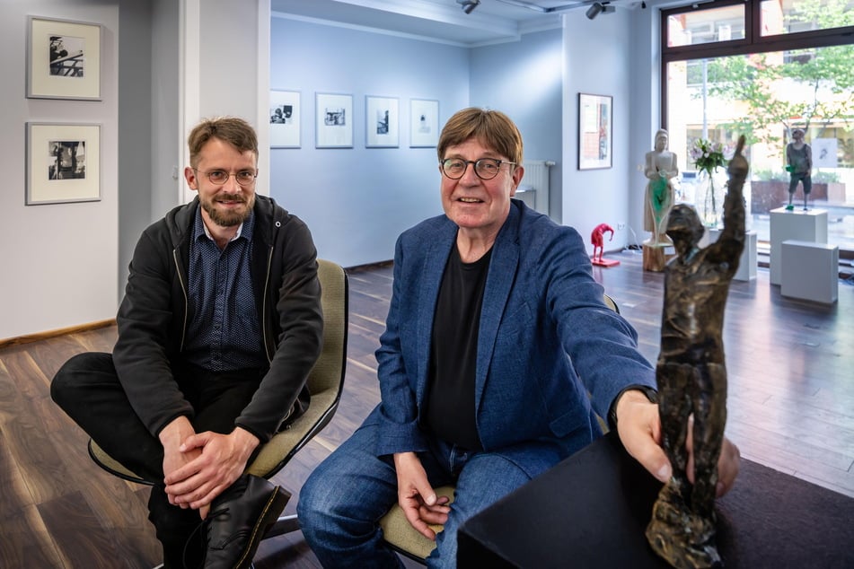 Galerist Bernd Weise (67, r.) und sein Sohn Stefan (34) freuen sich auf die erste Ausstellung am neuen Standort.