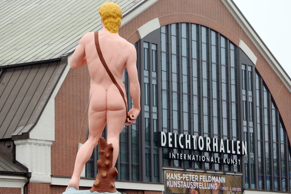 Auch eine zwölf Meter hohe rosafarbene David-Figur stammt von Feldmann.