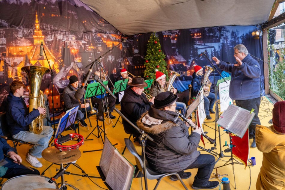 Das Blasorchester der Stadt Flöha sorgte gestern auf der Bühne für musikalische Abwechslung.