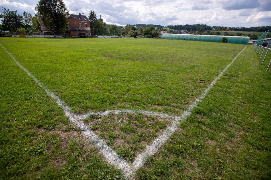 Auf diesem Fußballfeld in Kürbitz, einem Ortsteil der Gemeinde Weischlitz, spielte sich die brutale Schiri-Attacke ab.