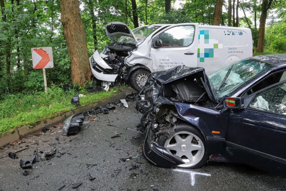 Frontalcrash in Wuppertal: Frau bei Unfall schwer verletzt!