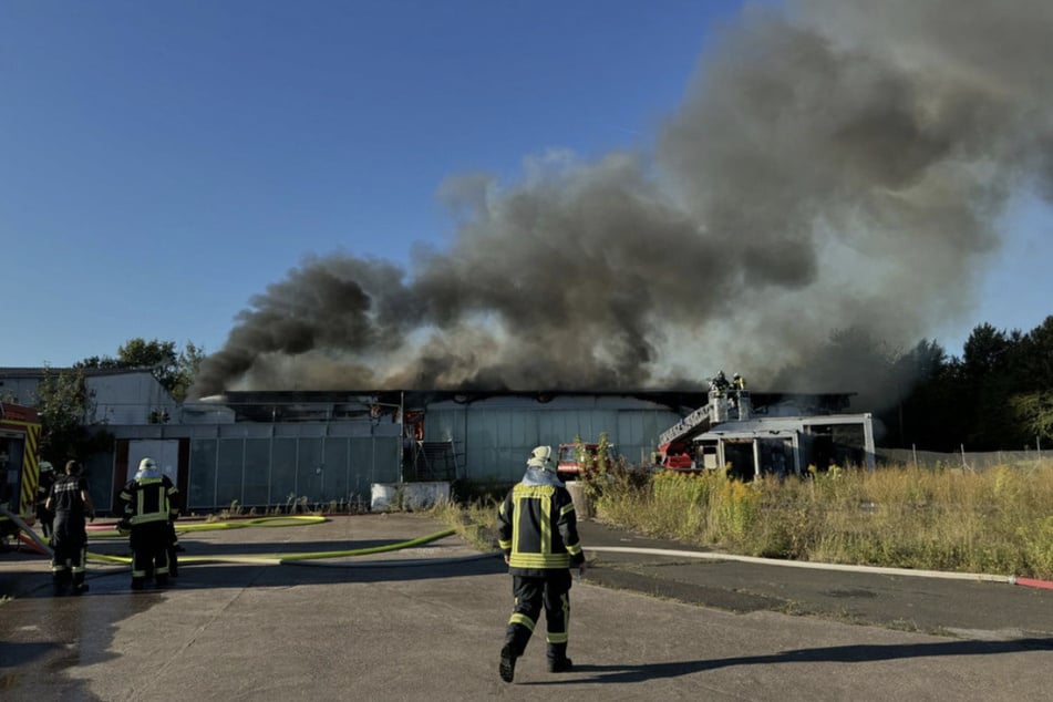 Die Feuerwehr ließ den Gebäudeteil kontrolliert abbrennen.