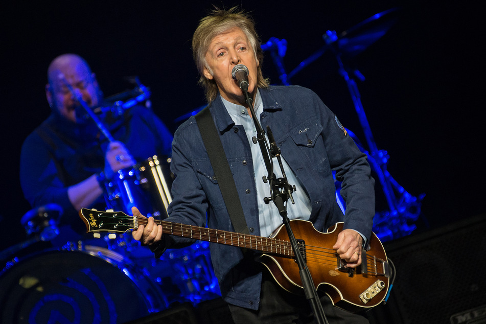 Sir Paul McCartney singt während eines Konzertes.