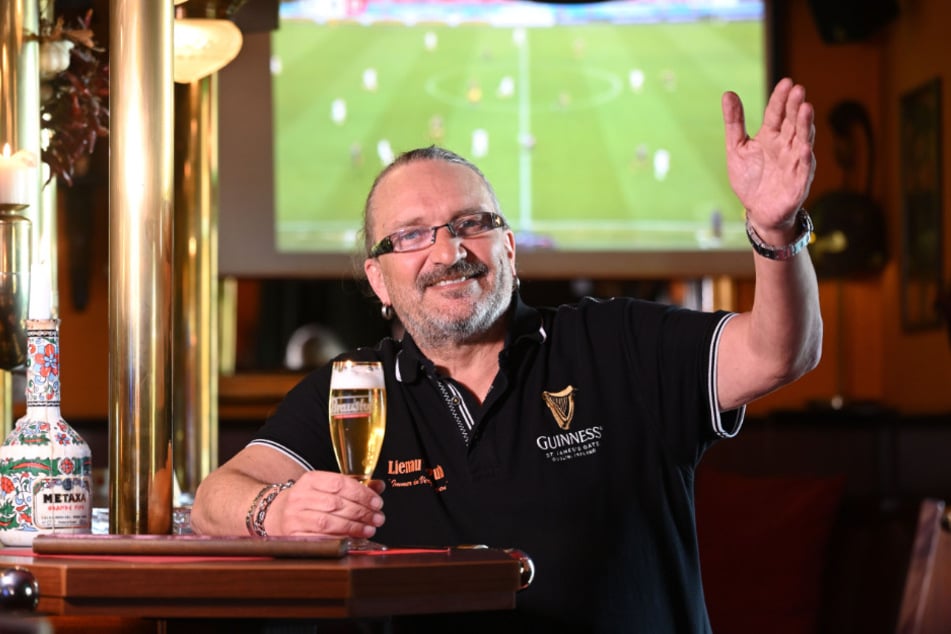 "Lienau's Pub"-Inhaber Torsten Lienau (56) lädt zum Fußballschauen ein.