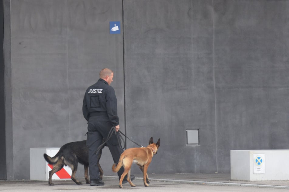 In der JVA Augsburg-Gablingen sollen Gefangene geschlagen und ohne Decke oder Matratze teils nackt in gesicherte Hafträume eingesperrt worden sein.